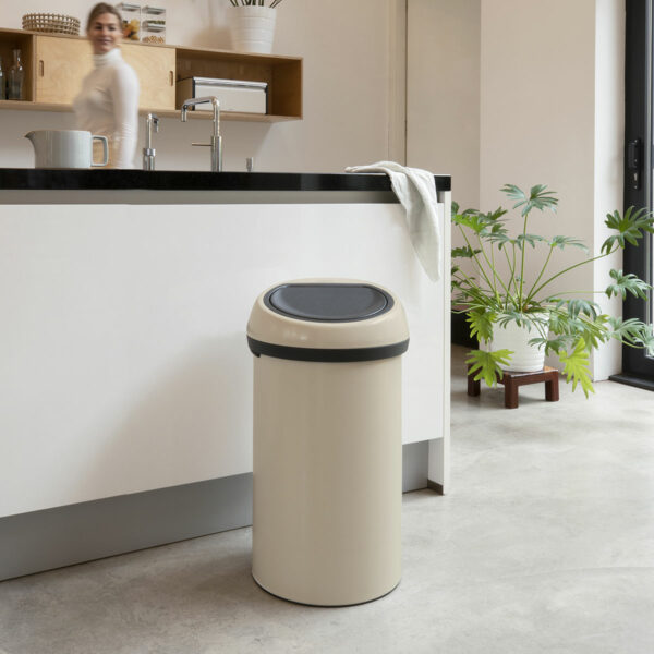 ⁦פח טאץ 60 ליטר בז׳ עדין, Brabantia - משלוח חינם⁩ – תמונה ⁦4⁩