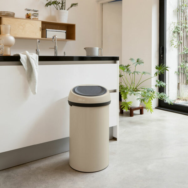 ⁦פח טאץ 60 ליטר בז׳ עדין, Brabantia - משלוח חינם⁩ – תמונה ⁦7⁩